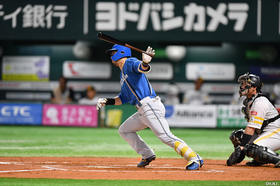 7回表、移籍後初本塁打を放つ江越選手01