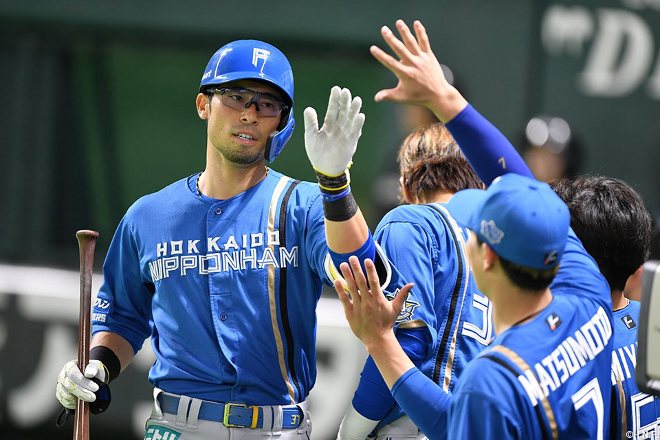 7回表、移籍後初本塁打を放つ江越選手02