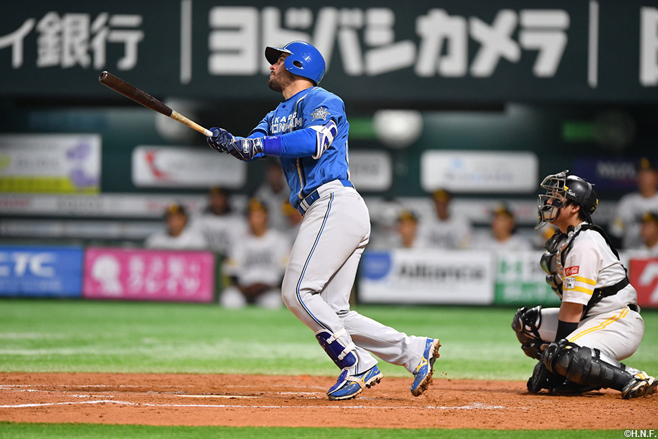 9回表、本塁打を放つマルティネス選手01