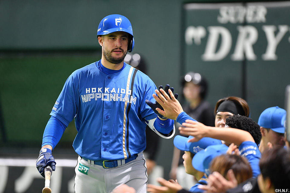 9回表、本塁打を放つマルティネス選手02