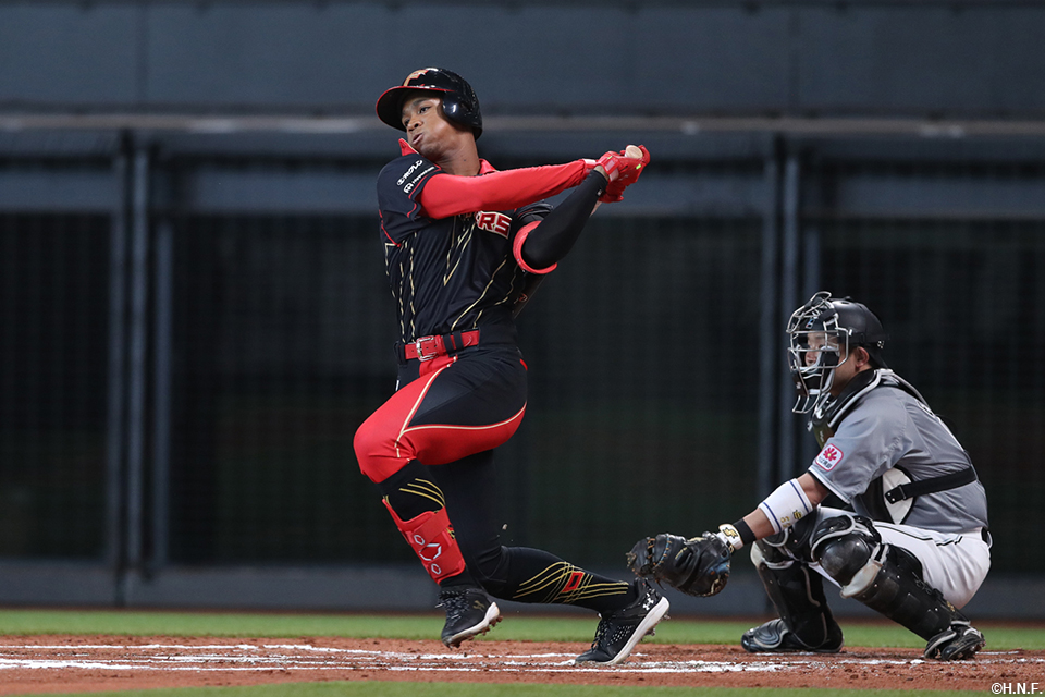 1回裏、レフトへヒットを放つ万波選手