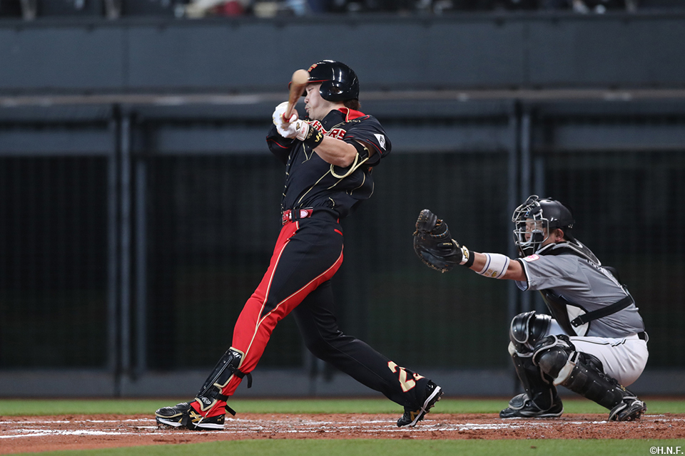 2回裏、ライトへヒットを放つ伏見選手
