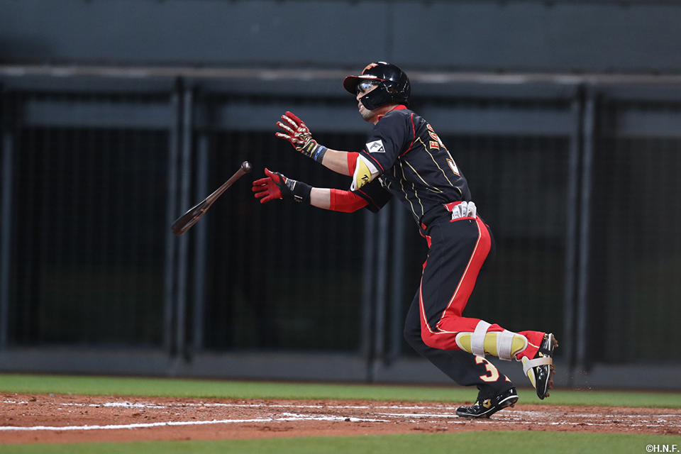 3回裏、3ランを放つ江越選手01