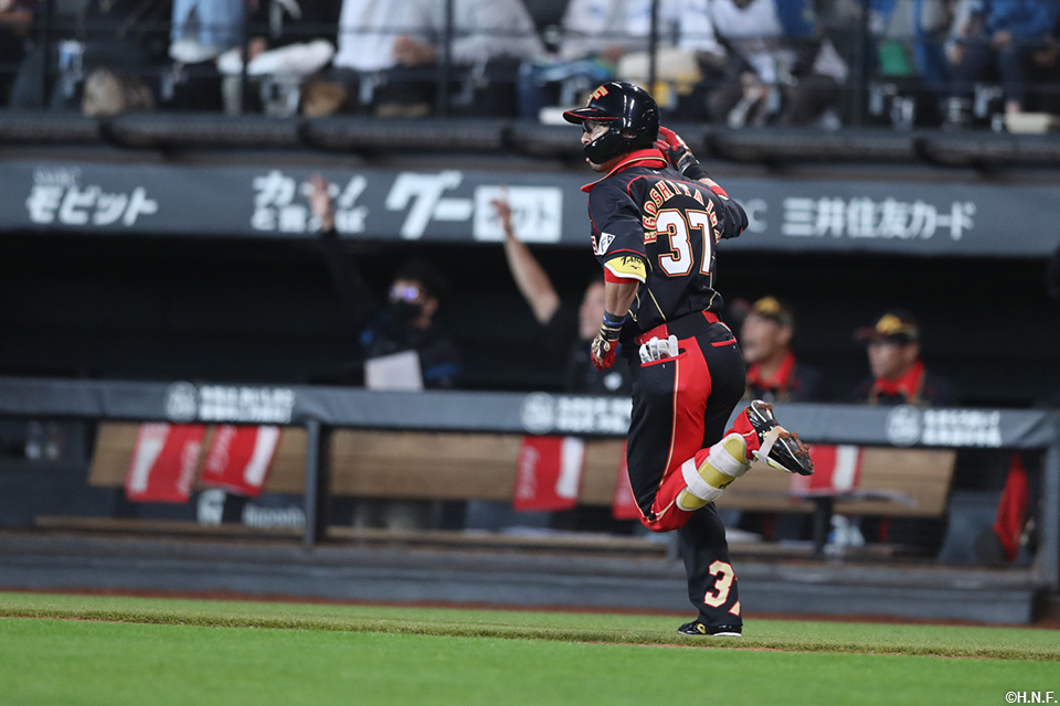 3回裏、3ランを放つ江越選手02