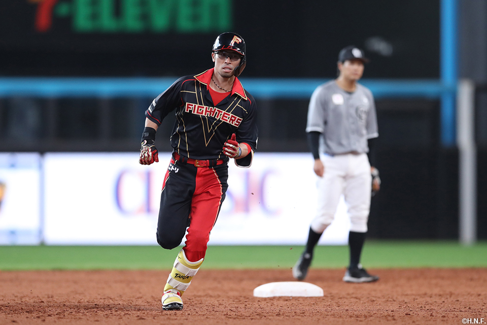 3回裏、3ランを放つ江越選手03