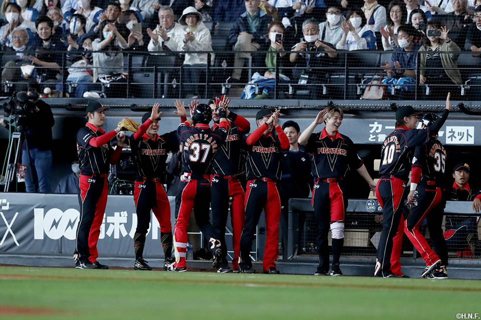 3回裏、3ランを放つ江越選手04