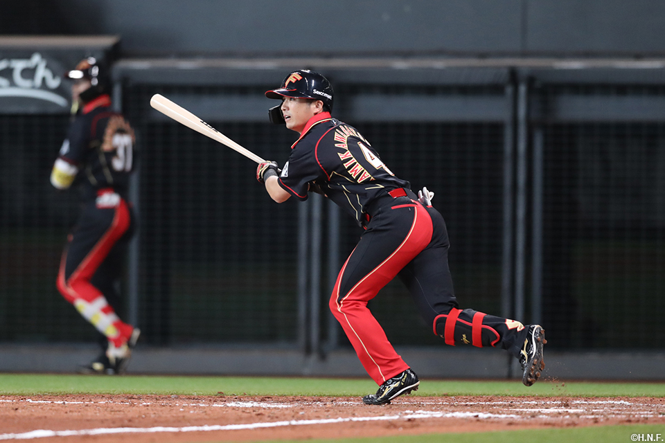 5回裏、センターへヒットを放つ上川畑選手