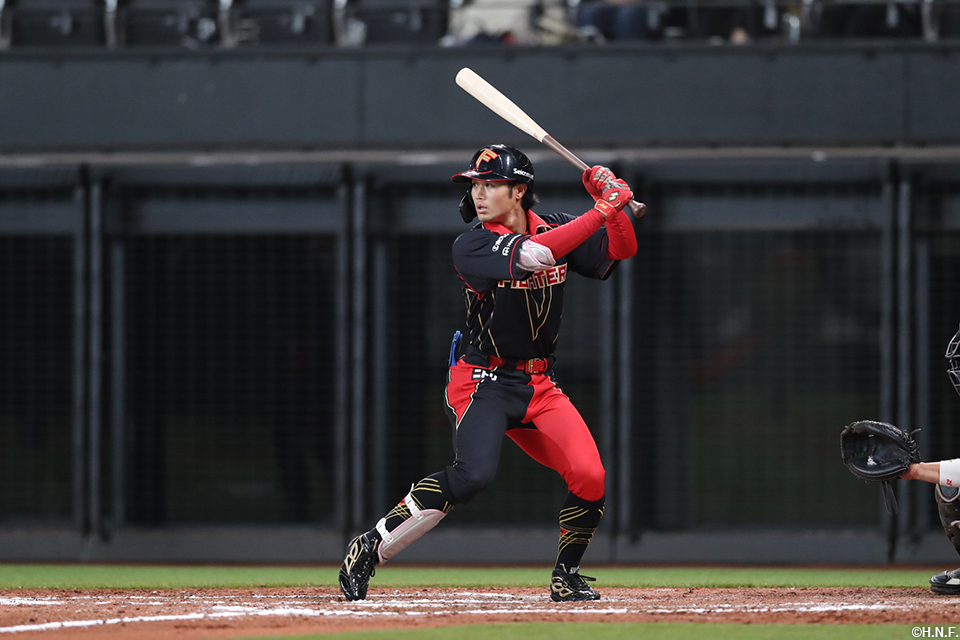 8回裏、チャンスで打席に立つ細川選手