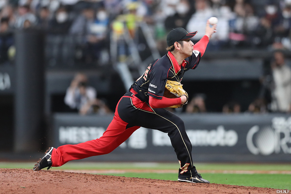 9回のマウンドにあがる加藤貴投手