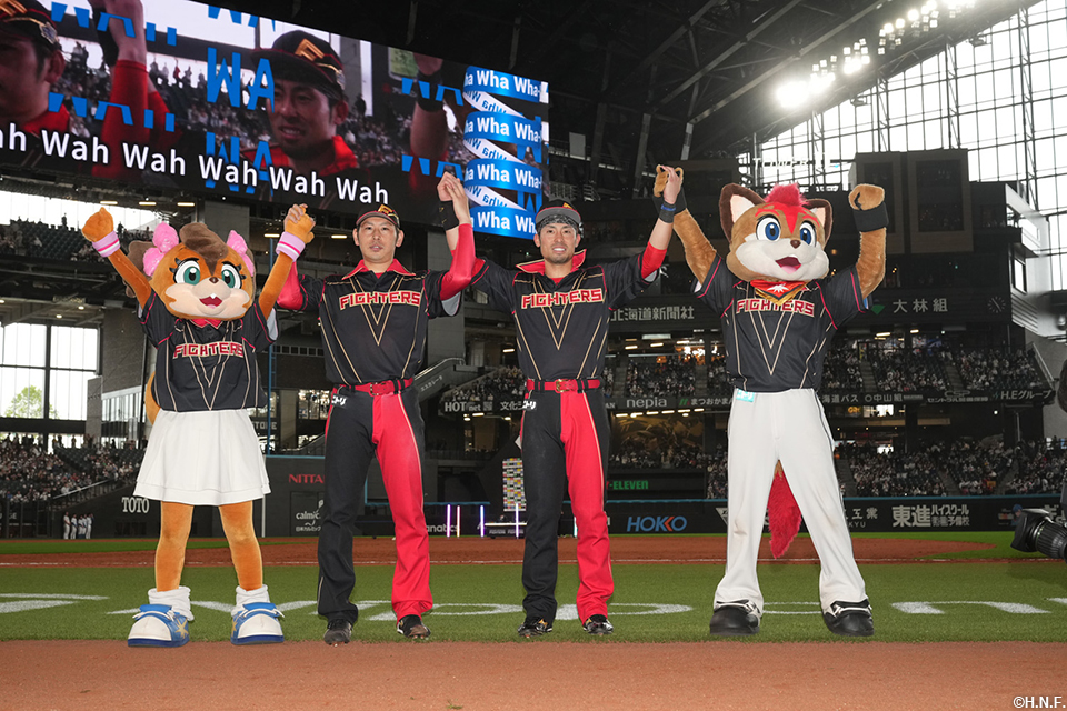 ヒーローの加藤貴投手と江越選手01