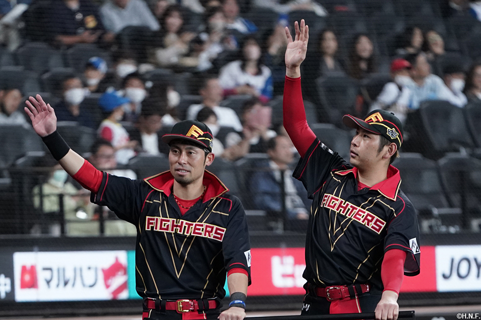 ヒーローの加藤貴投手と江越選手02