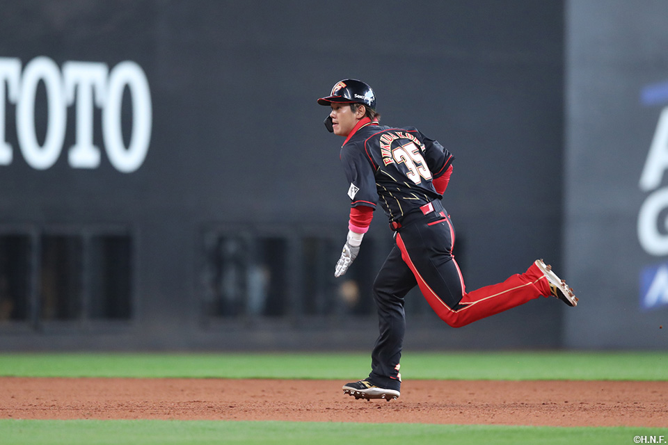 2回裏、暴投の間に三塁へ進む福田光選手