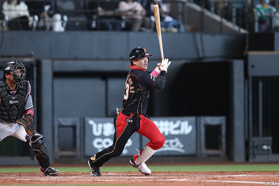2回裏、適時打を放つ伏見選手