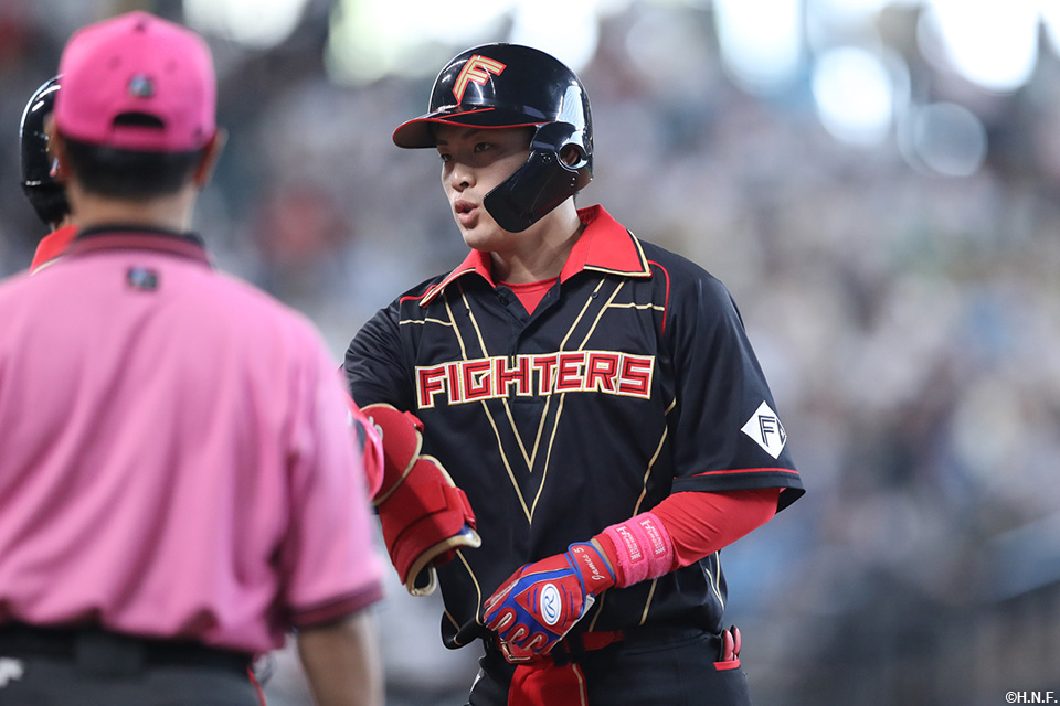 3回裏、センターへヒットを放った野村選手