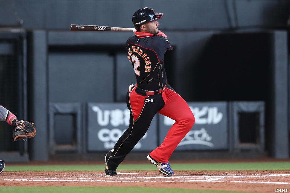 6回裏、レフトへヒットを放つマルティネス選手