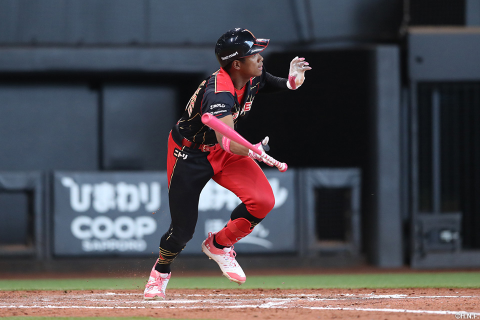 7回裏、レフトへヒットを放つ万波選手