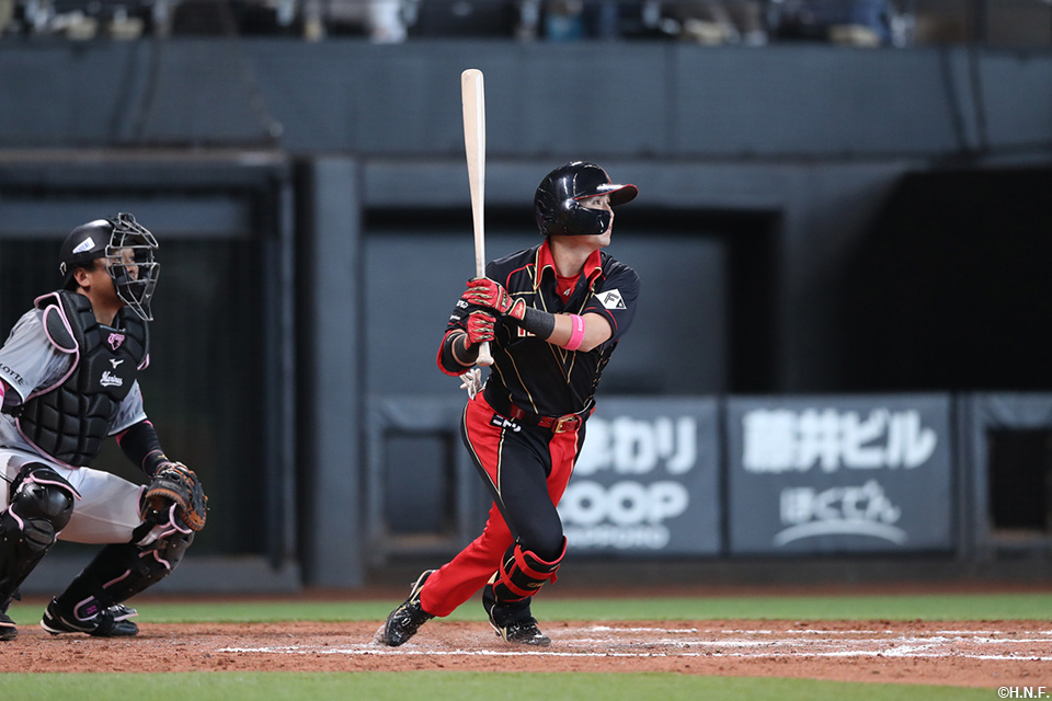 7回裏、ライトへヒットを放つ上川畑選手