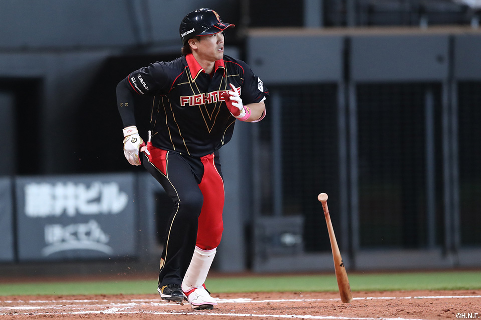 7回裏、センターへヒットを放つ伏見選手