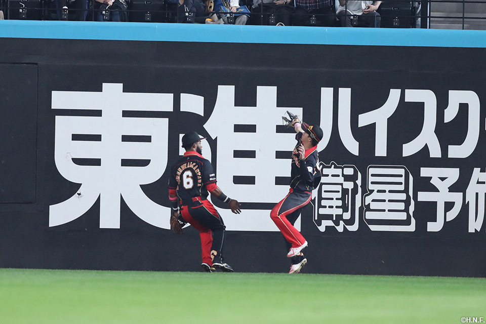 9回表、フェンス際の打球を好捕する矢澤選手