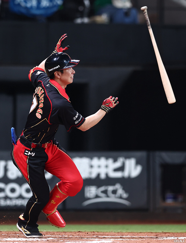 1回裏、二塁打を放つ松本剛選手