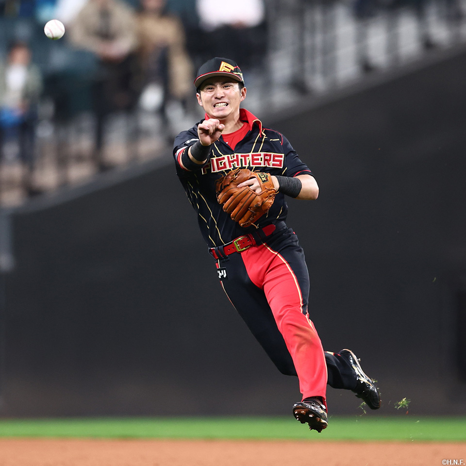 6回表、好守をみせる上川畑選手