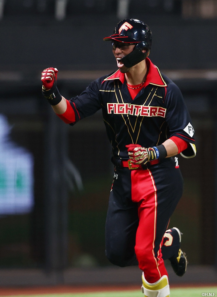 6回裏、同点弾を放った江越選手