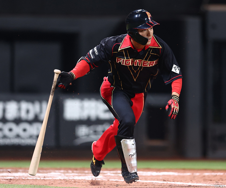 8回裏、勝ち越し適時打を放つ水野選手