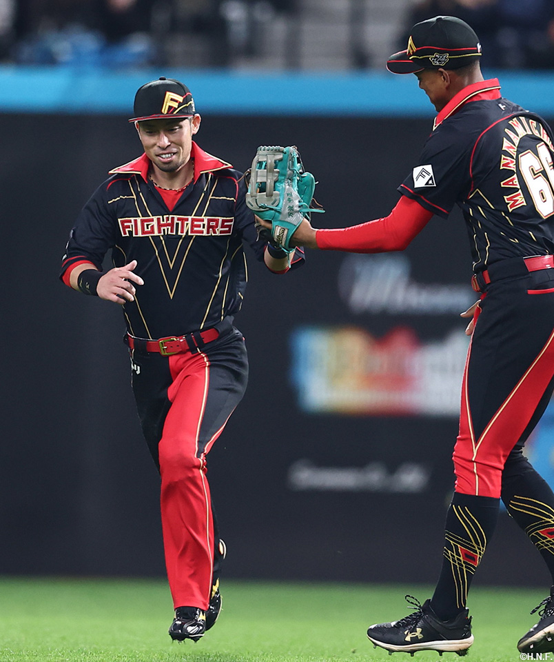 9回表、好守の江越選手と万波選手