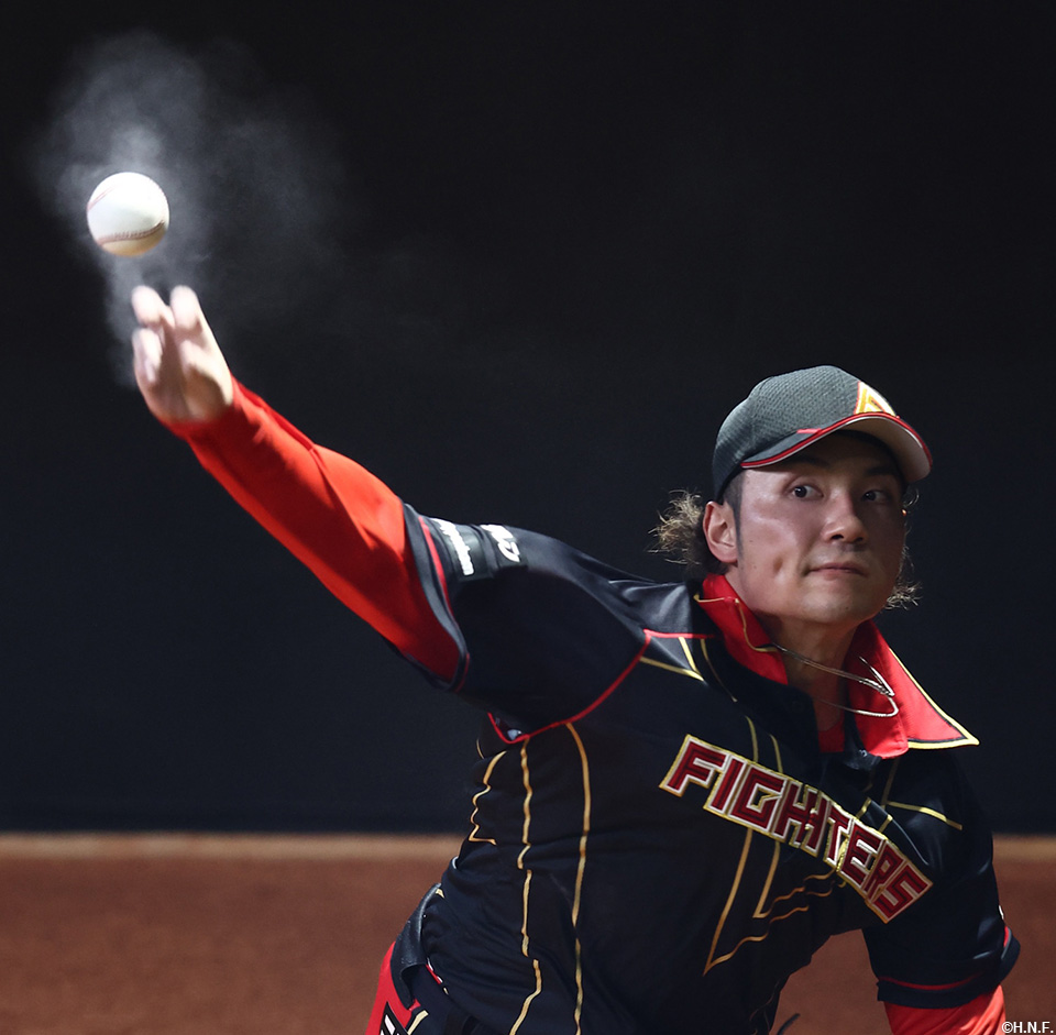 試合前、ブルペンで投球する伊藤投手