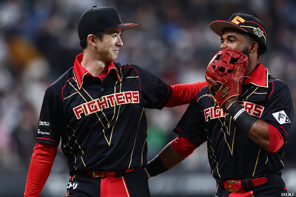1回表を抑えた上沢投手とアルカンタラ選手
