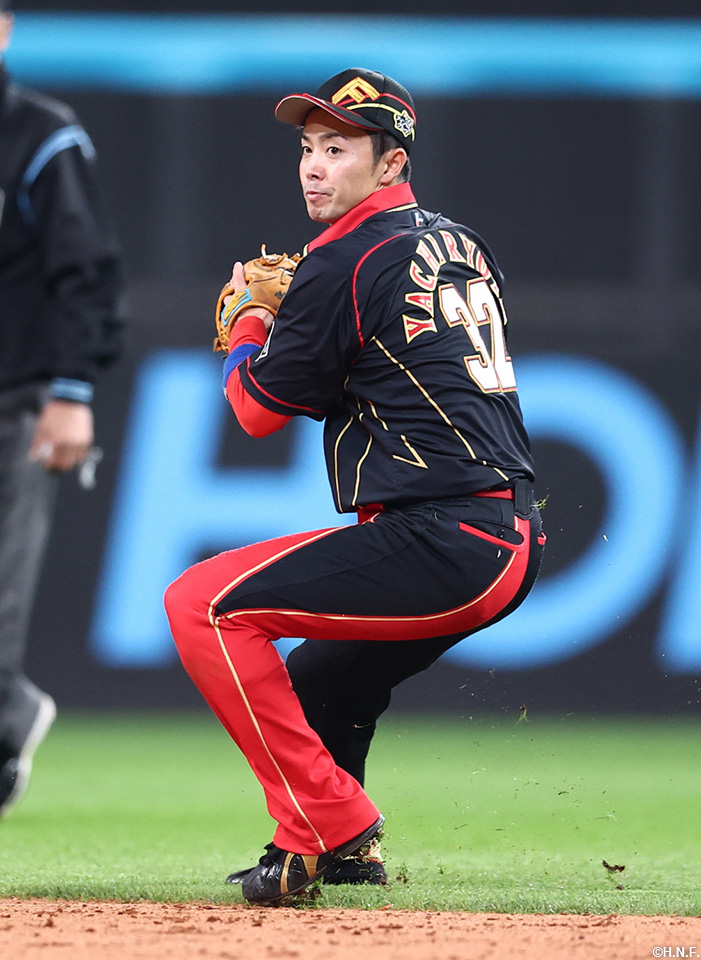 3回表、好守をみせる谷内選手