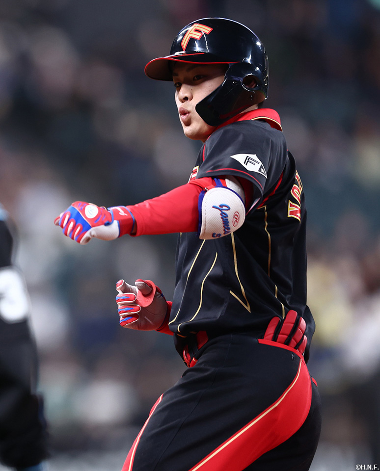 4回裏、センターへヒットを放つ野村選手