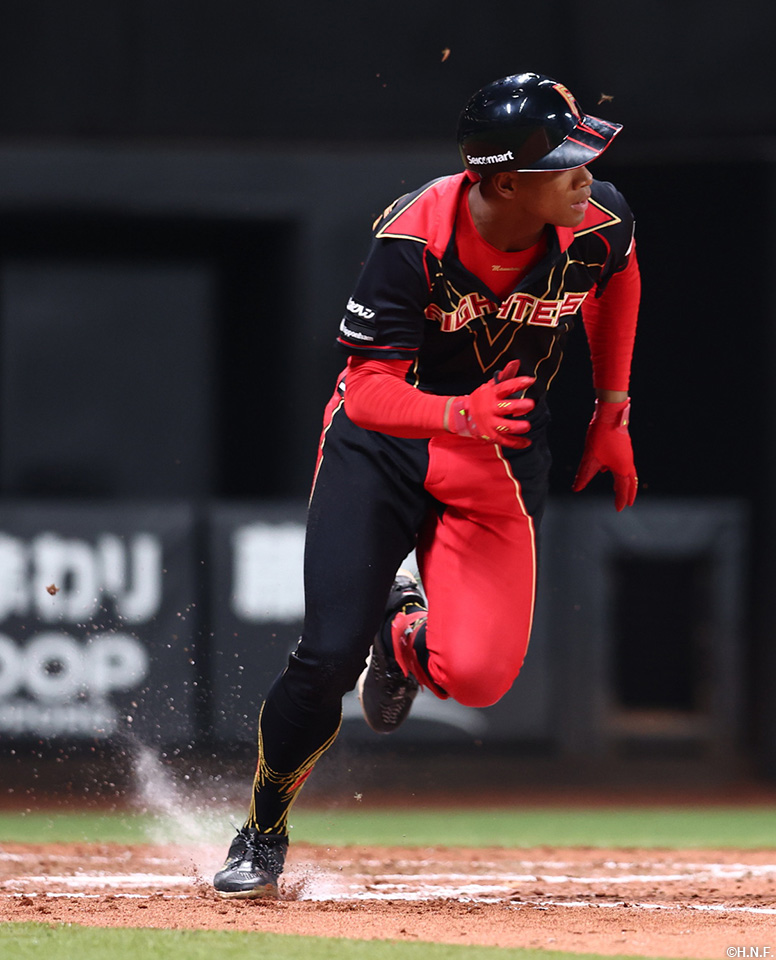 5回裏、センターへヒットを放つ万波選手