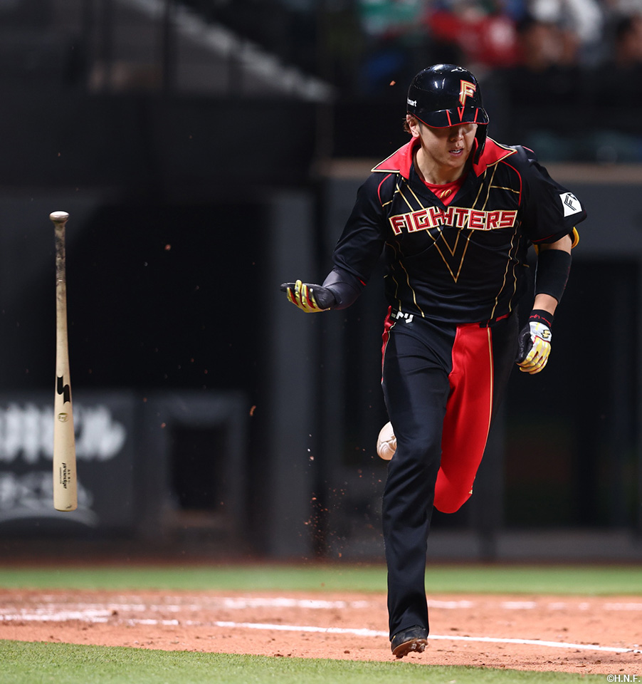 5回裏、先制のタイムリーを放つ清水選手01