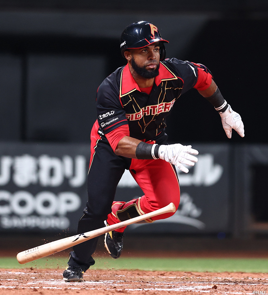 5回裏、タイムリーを放つアルカンタラ選手