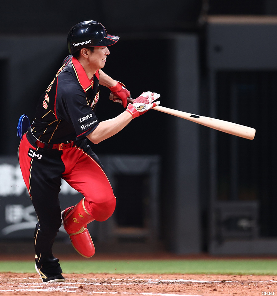 5回裏、タイムリーを放つ松本剛選手01