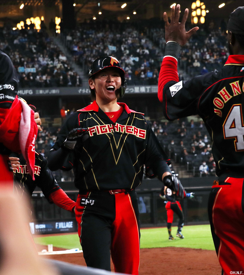 5回裏、ホームに生還する清水選手