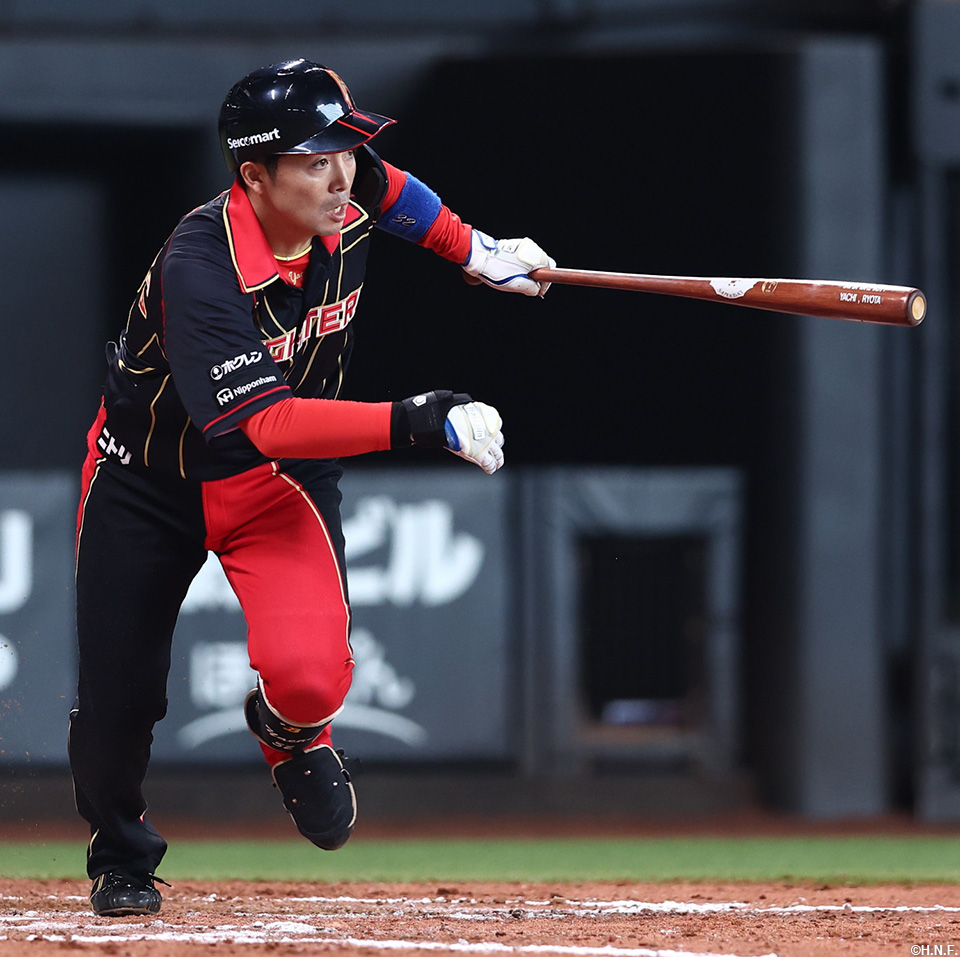 7回裏、勝ち越し適時打を放つ谷内選手01