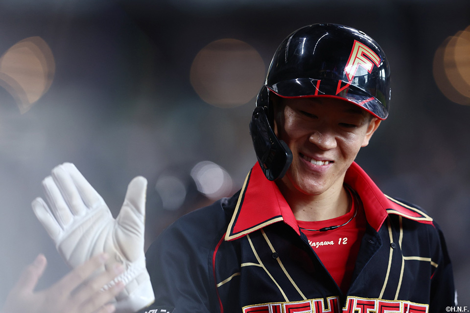 7回裏、勝ち越しのホームを踏んだ矢澤選手