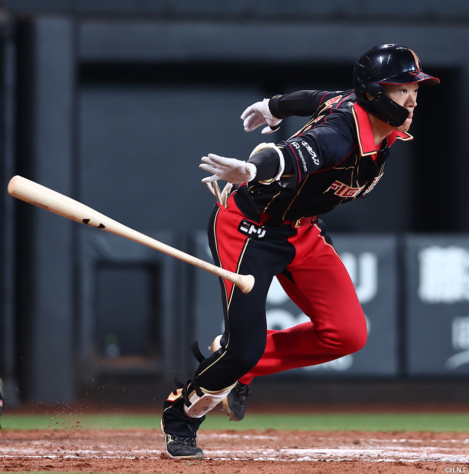 8回裏、ライトへヒットを放つ矢澤選手