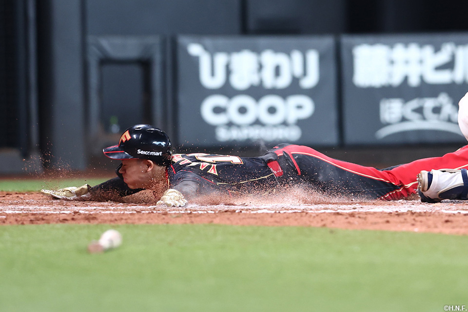 8回裏、犠牲フライで生還する矢澤選手