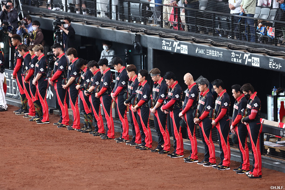 中西太氏を偲び黙祷する選手たち