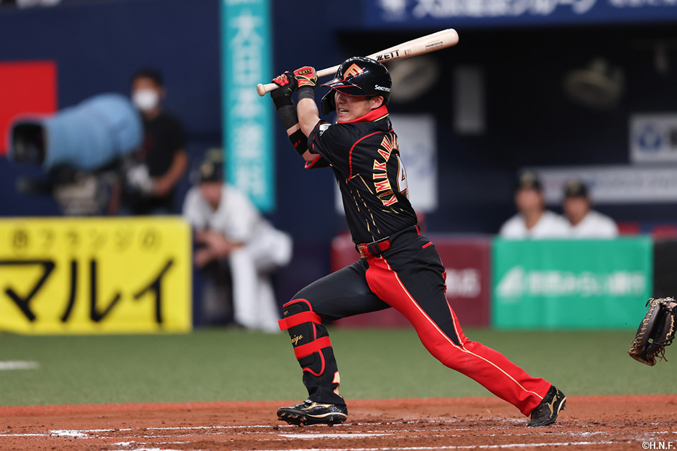 3回表、センターへヒットを放つ上川畑選手