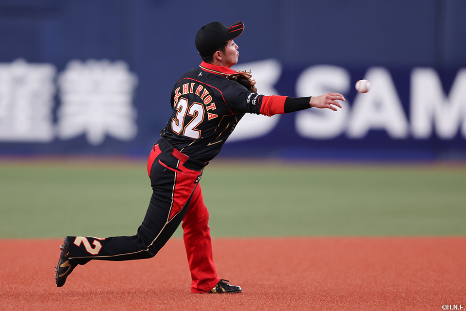 4回裏、好守をみせる谷内選手