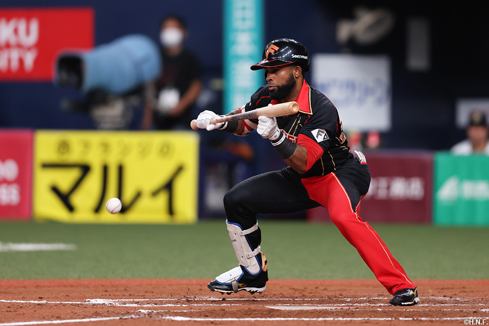 8回表、バントヒットをきめるアルカンタラ選手