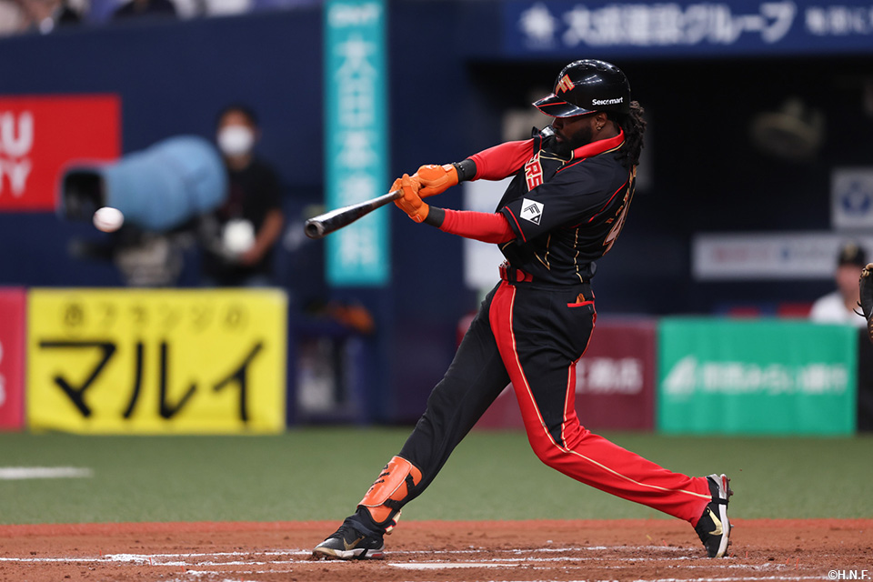 8回表、移籍後初安打となる先制適時打を放つハンソン選手