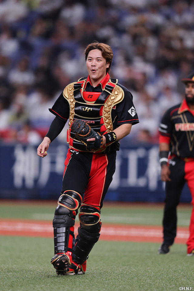 8回裏、フライを処理した伏見選手