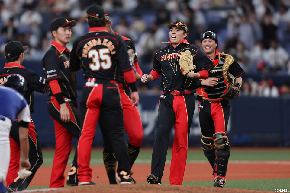 田中正投手が抑えてゲームセット
