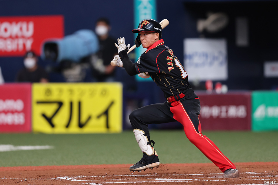2回表、レフトへヒットを放つ矢澤選手