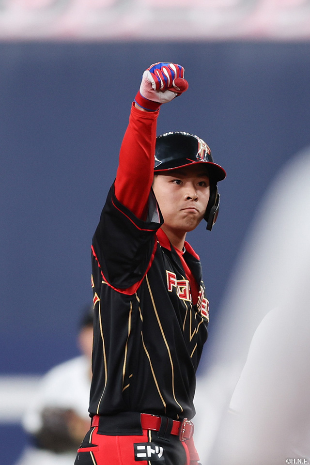 2回表、先制となる2点適時二塁打を放った野村選手